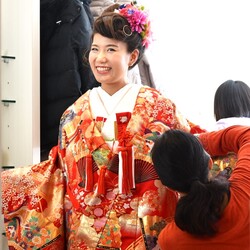 着付け師 上半身のゆるみを脇で消す